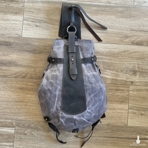 Szary plecak „Bukłak” ze skóry i bawełny woskowanej w stylu Vintage.