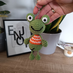 Żabka szydełkowa w kolorowym sweterku