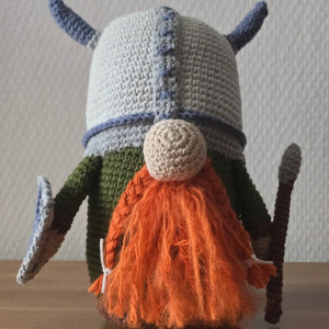 Gnom Wiking, wojownik, tarcza, hełm, włócznia, amigurumi