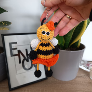 Pszczółka pszczoła szydełkowa w pomarańczowej sukience