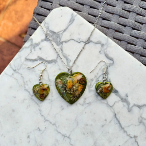 Komplet biżuterii z żywicy - kolczyki i wisiorek w kolorze zielonym - ZIELONA DUSZA