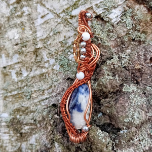 Zawieszka sodalit, kamienie naturalne, wire  wrapping, biżuteria autorska, oprawa miedź i mosiądz, efektowna biżuteria boho