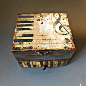 Drewniana szkatułka na biżuterię "Muzyczne klimaty"