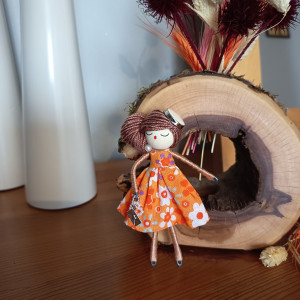 Broszka mała dama w pomarańczowej sukience