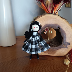 Broszka mała dama w sukience w kratę