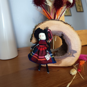 Broszka czarnowłosa mała dama