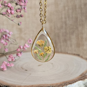 Złota zawieszka złoty wisiorek kwiat naszyjnik żywica z żywicy kwiaty łezka łza kropelka żółta gipsówka