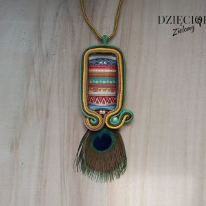 Wisiorek sutasz z pawim piórem