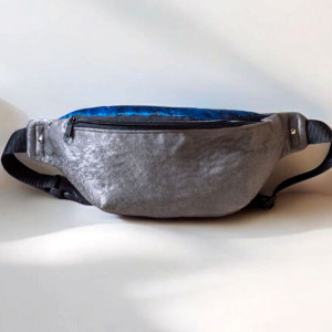 Błyszcząca szara nerka z granatową klapą w róże