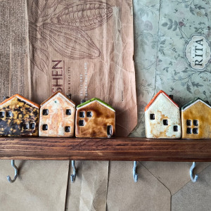 Wieszak z domkami