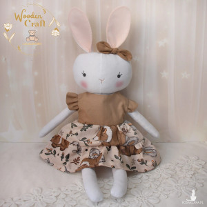 Króliczek Sara przytulanka w beżowo-brązowej sukieneczce z falbankami GOTOWA