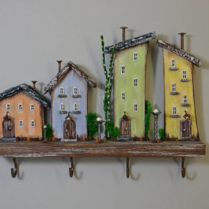 Drewniany wieszak na klucze – kolorowe domki, ręcznie robiony, dekoracja ścienna