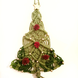 Zawieszka świąteczna choinka z makramy – naturalna dekoracja w stylu boho