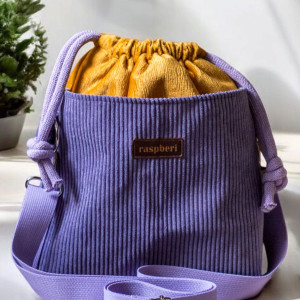 Miodowo-fioletowa listonoszka z kominem ze sztruksu