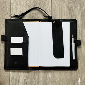 Czarna okładka skórzana na zeszyt format A 5.