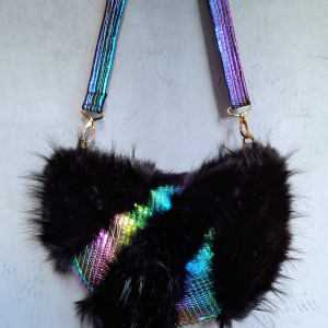 Czarna futrzana torebka na ramię z tęczowym elementami