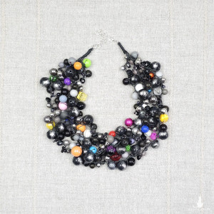 6944 Naszyjnik Statement "Czarne Graffiti" – Choker Kaskada z Kolorowymi Akcentami