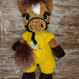 Maskotka konik na szydełku.