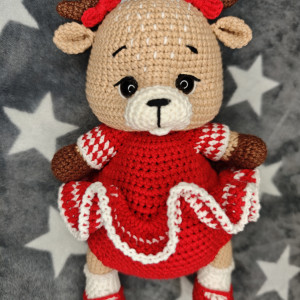 Maskotka jeleńek na szydełku.