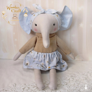 Słonik Wiki przytulanka w beżowym sweterku i błękitnej spódniczce z opaską