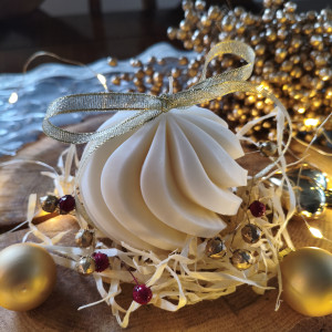 Świąteczna świeca sojowa bombka – piernik & pieczone jabłko