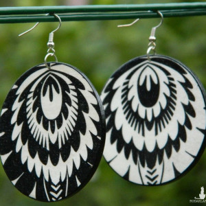 Czarno-białe duże kolczyki w stylu boho folk, monochromatyczna asymetryczna biżuteria, prezent dla kobiety lubiącej czarny kolor