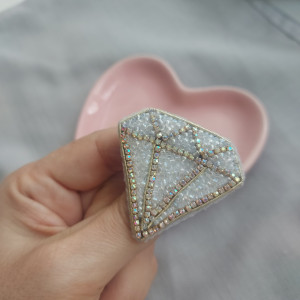Broszka w kształcie DIAMENTU