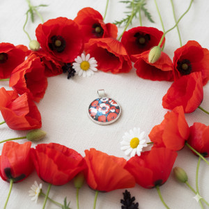 6843 Makowy Wisiorek - Idealny dodatek do każdej stylizacji!