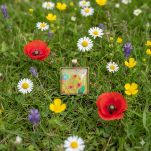 6842 Radosny Wisiorek "Łąka pełna kwiatów".