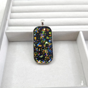 157 śliczny, błyszczący, efektowny wisiorek - z drugiej ręki - wisiorek vintage - Eksplozja Kolorów na Ciemnym Tle