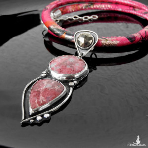 Naszyjnik srebrny z thulitem i pirytem