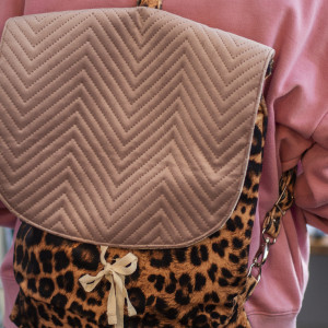 Welurowy plecak z klapą panterka