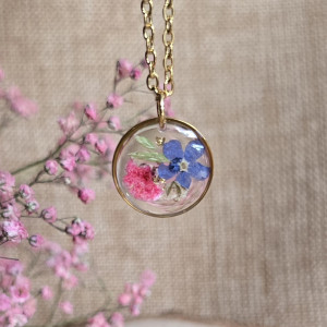złota zawieszka złoty wisiorek naszyjnik żywica z żywicy kwiaty z kwiatami retro naturalna dziewczęca kobieca różowa gipsówka niezapominajka