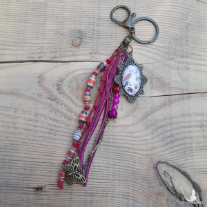 Brelok do kluczy w stylu boho z kaboszonem - Pink Bird Charm