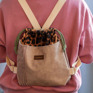 Welurowy mini plecak z kominem panterka