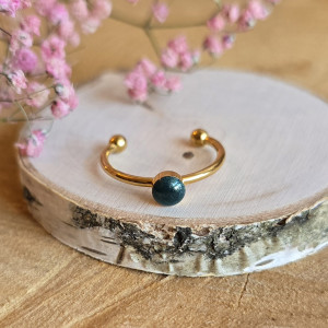 Złoty pierścionek regulowany zielone oczko żywica