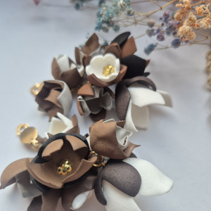 Klipsy brązowo beżowe kwiaty