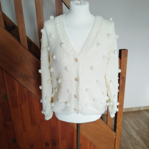 Sweterek na drutach w bąble