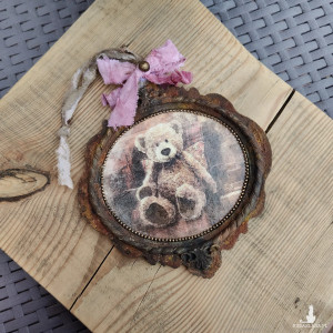 Rustykalna zawieszka vintage z misiem — dekor dla miłośników retro