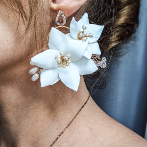 Kolczyki pozłacane ślubne białe kwiaty z naturalnymi perłami