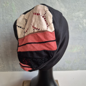 Czapka czarna gora kolorowa box a1