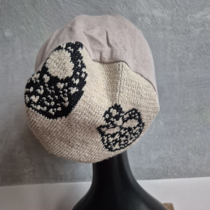 Czapka ecru  góra w czaszki box p1