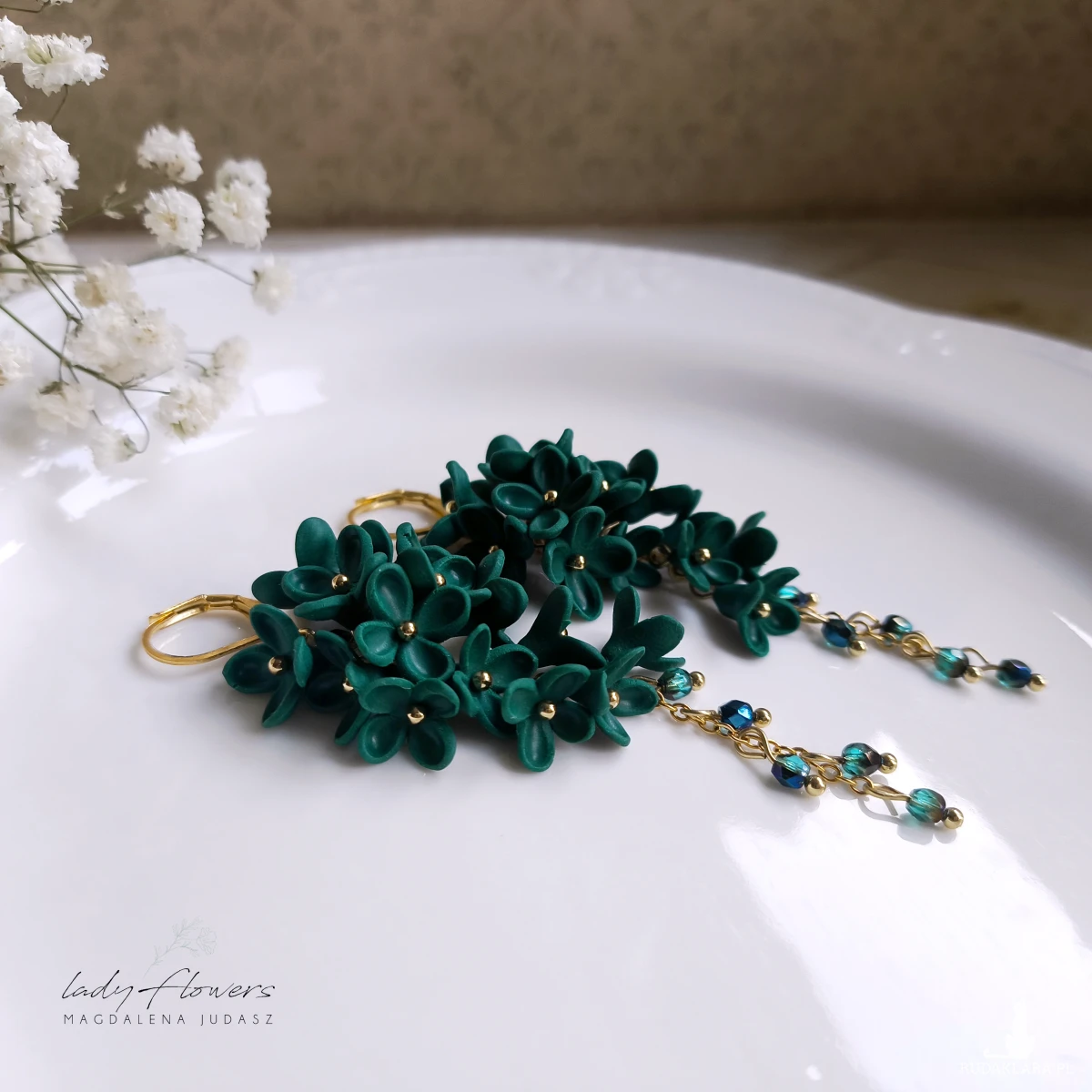 Kolczyki w kolorze butelkowej zieleni