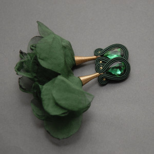 zielone kolczyki lub klipsy sutasz z kwiatkami
