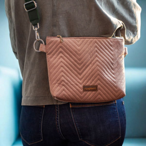 Pikowana kopertówka w kolorze pudroworóżowym