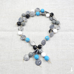 6447 Naszyjnik Maxi z Chwostem z Koralików - Boho Chic w Odcieniach Szarości, Bieli i Turkusowego Błękitu