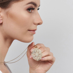 Okrągły naszyjnik z ażurowym motywem Pasithea c670