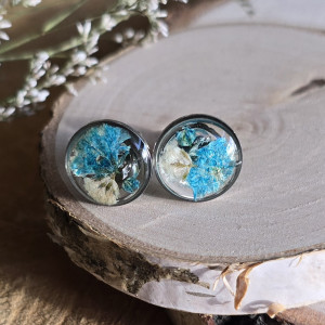 Srebrne kolczyki z kwiatami wkręty sztyfty z żywicy żywica epoksydowa z suszonymi prawdziwymi kwiatami niebieska gipsówka