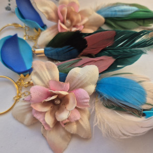 ręcznie robione kolczyki z piór i kwiatów
