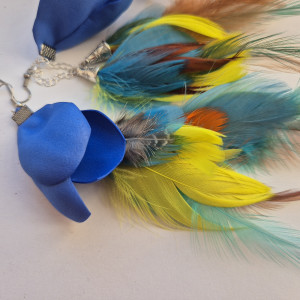 biżuteria handmade z kwiatami i piórami